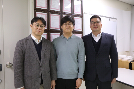 페로브스카이트 태양전지의 대면적 셀에서 세계 최고 효율을 달성한 서장원(왼쪽부터) KAIST 교수, 김영웅 생기원 박사(제1저자 ), 전남중 화학연 책임연구원이 사진을 찍고 있다. 화학연 제공